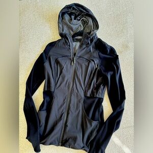 Reversible Lululemon jacket! One side is black one side is gray size 6